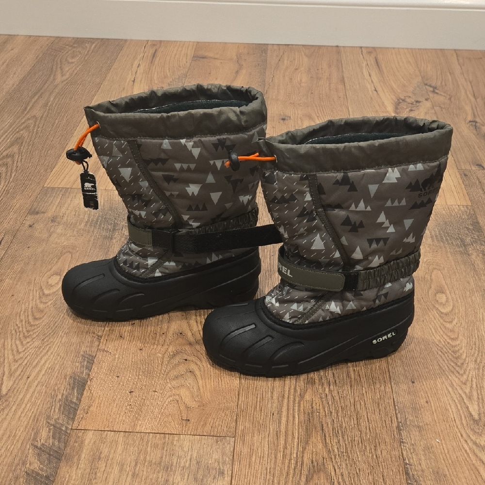 Sorel Kids' Black and Olive Green Patterned Snow Boots Size 6